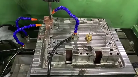 Stampi personalizzati per la progettazione di fabbrica di stampi per pressofusione di parti di stampi per iniezione di plastica a doppio colpo per prodotti elettronici/domestici con PP/POM nello stampaggio